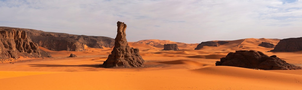 fun facts about Algeria; Algeria_Panorama of sand dunes, Sahara desert