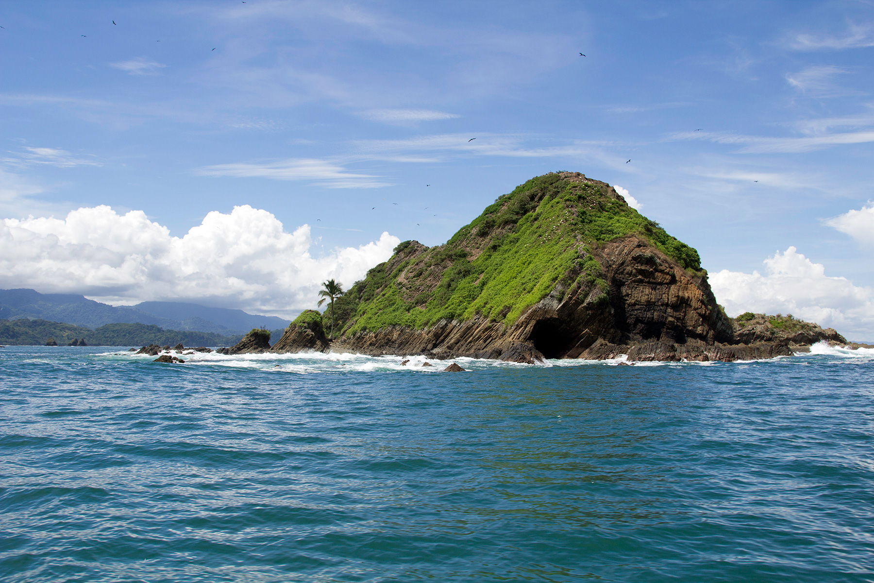 Picture of ocean and mountain in the background in Costa Rica.