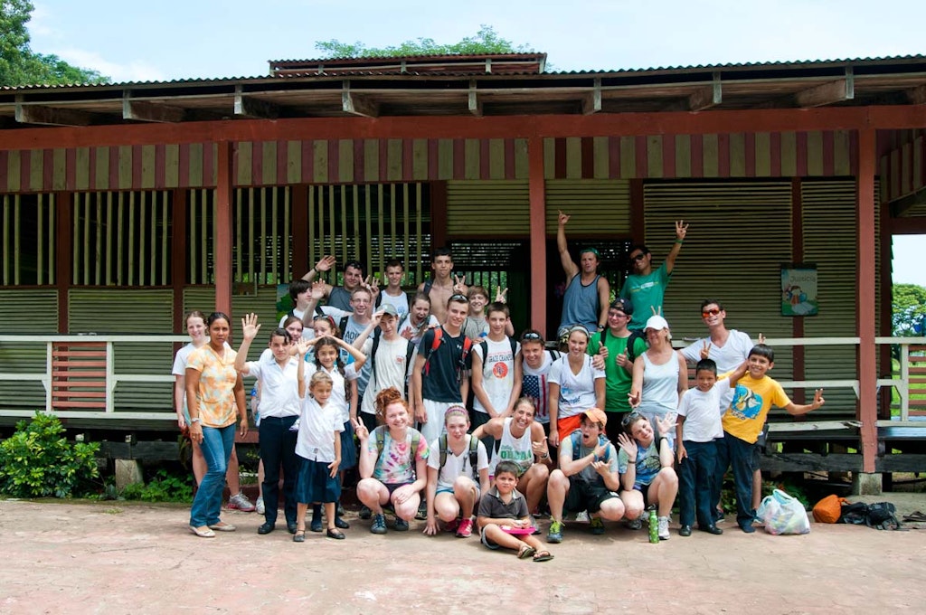 Costa Rica school group taking a group photo with the local community members.