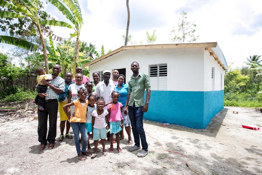 home construction in Dominican bateyes with Rustic Pathways critical issues