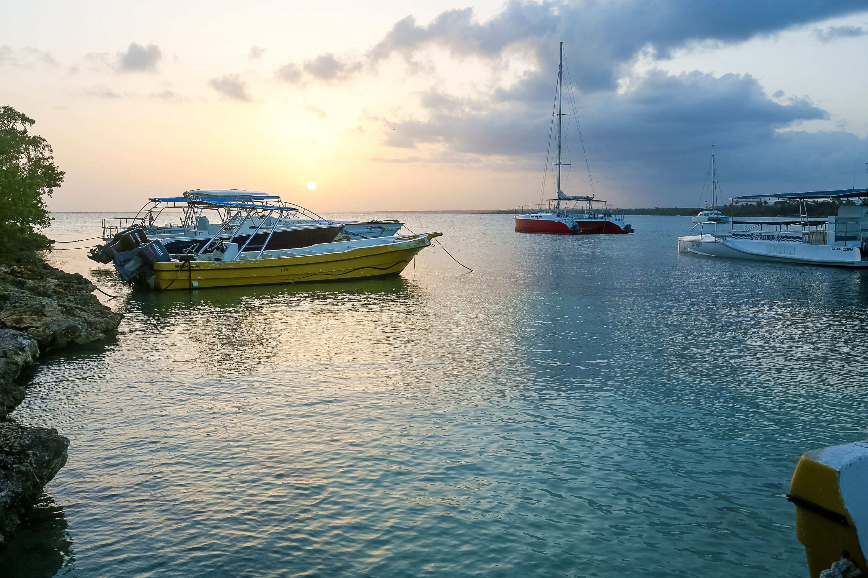 Picture of the ocean in the Dominican Republic with boats.