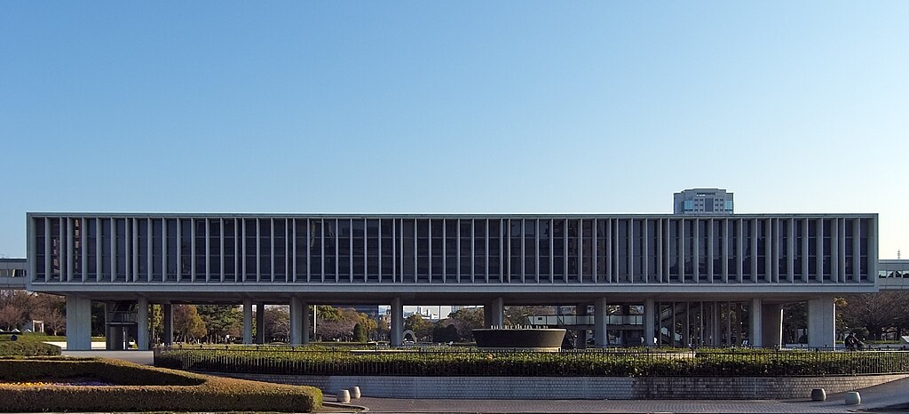 Students on a school trip in Japan: Hiroshima_Peace_Memorial_Museum_2009.jpg