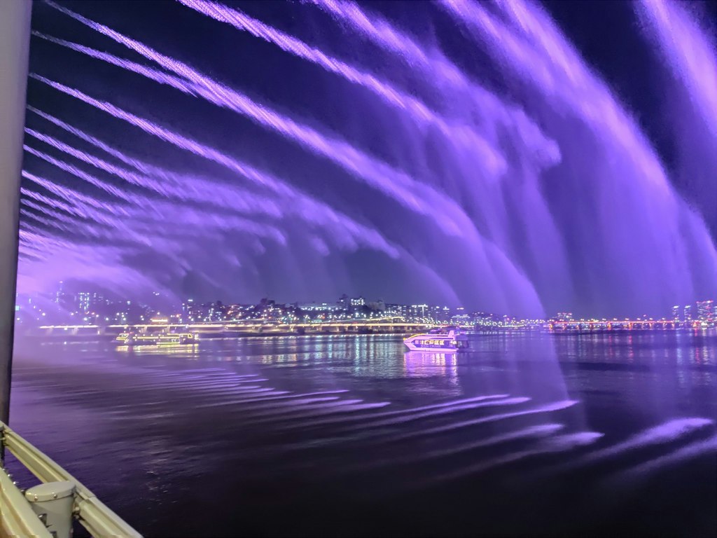 A view of water pouring into the Han River from the Moonlight Fountain on Banpo Bridge.