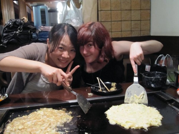 Emma and Maki cook okonomiyaki