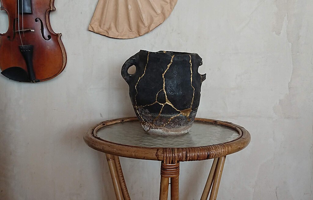 Students on a school trip in Japan: Kintsugi.jpg
