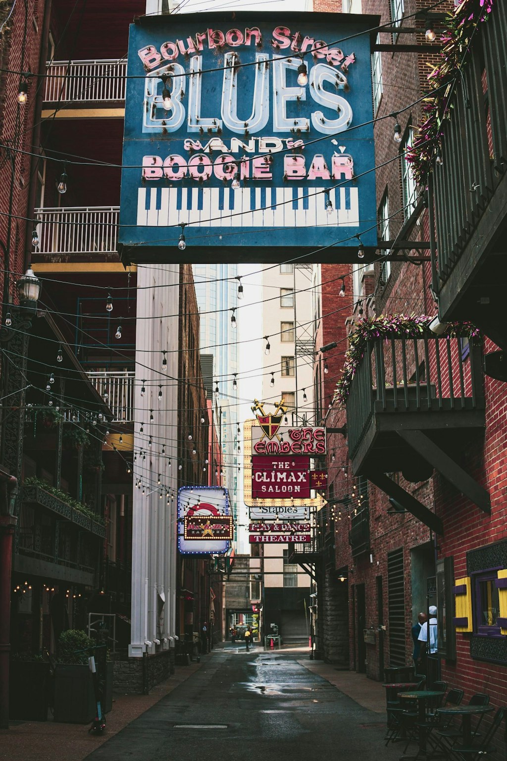Picture of Printer's Alley in Nashville with sign that says "Bourbon Street Blues and Boogie Bar". Fun facts about Nashville