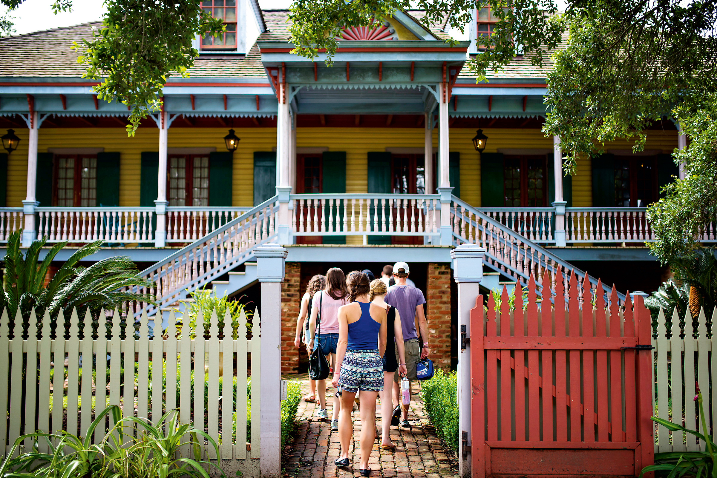 Group of students heading towards a yellow house.