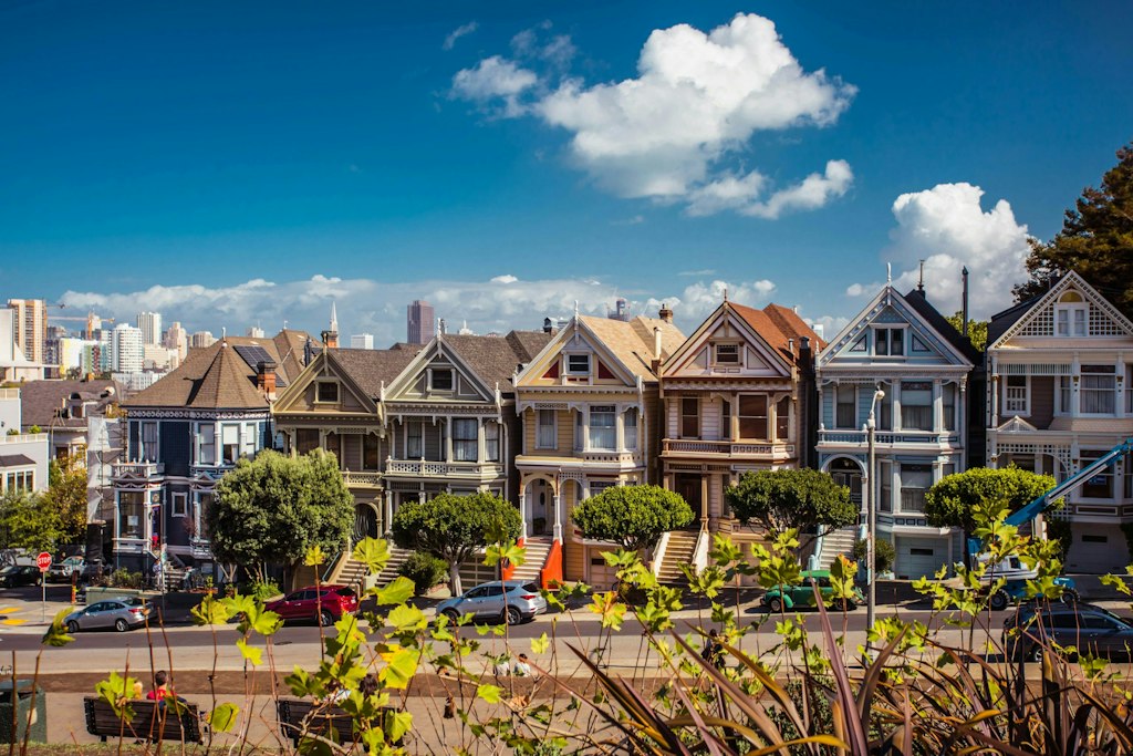 Landscape picture of town in San Francisco with 6 houses next to each other.
