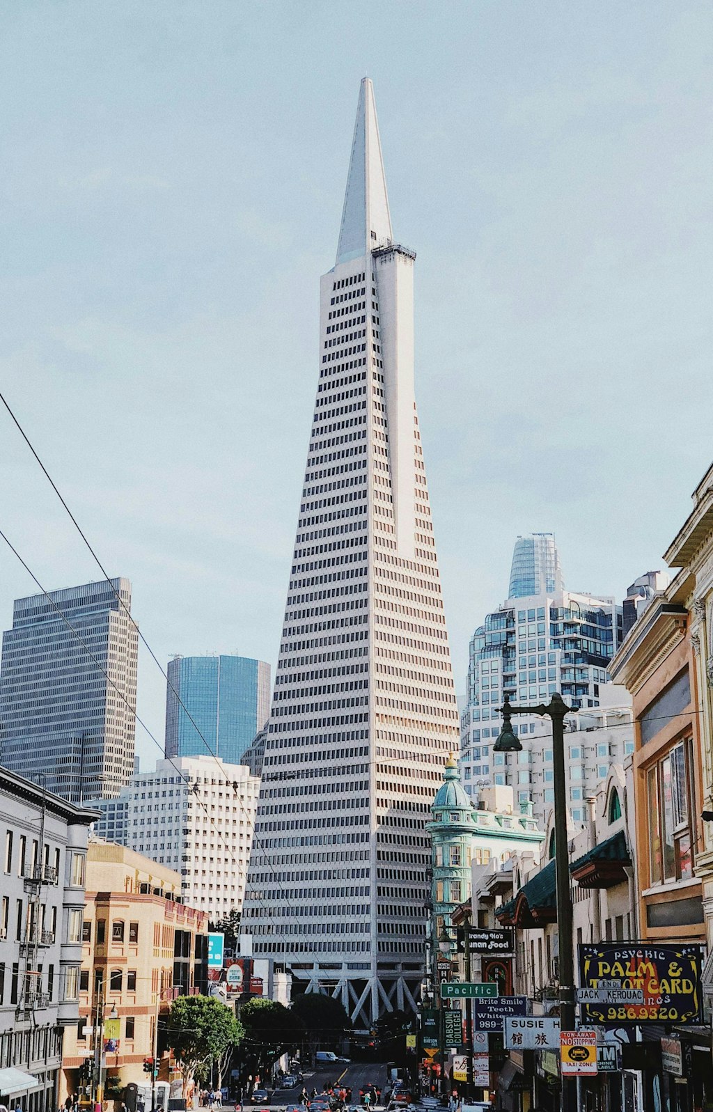 Picture of Transamerica Pyramid skyscraper in San Francisco.
