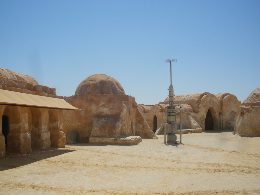 Utilisateur:Bel Adone, Public domain, via Wikimedia Commons Mos Espa Spaceport, Home of Anakin and Schmi Skywalker | Near Tozeur