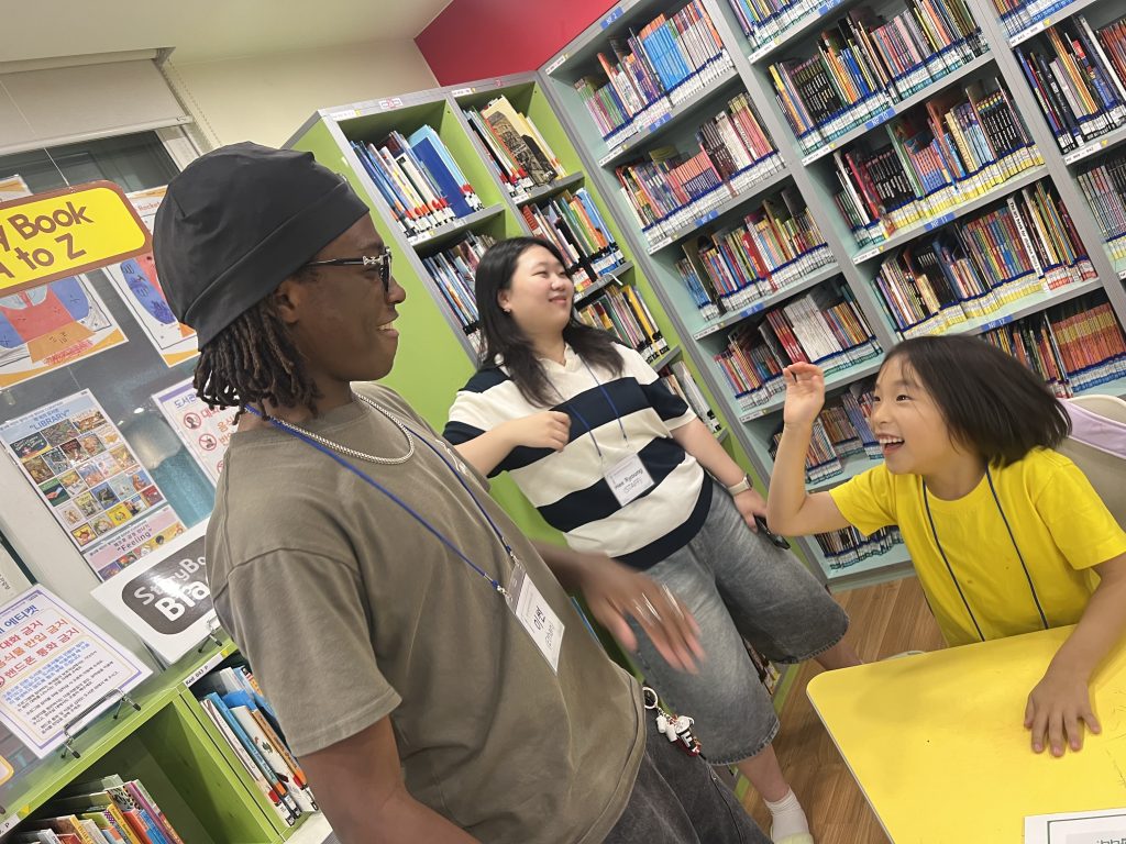 Students participating in a library service activity in Seoul
