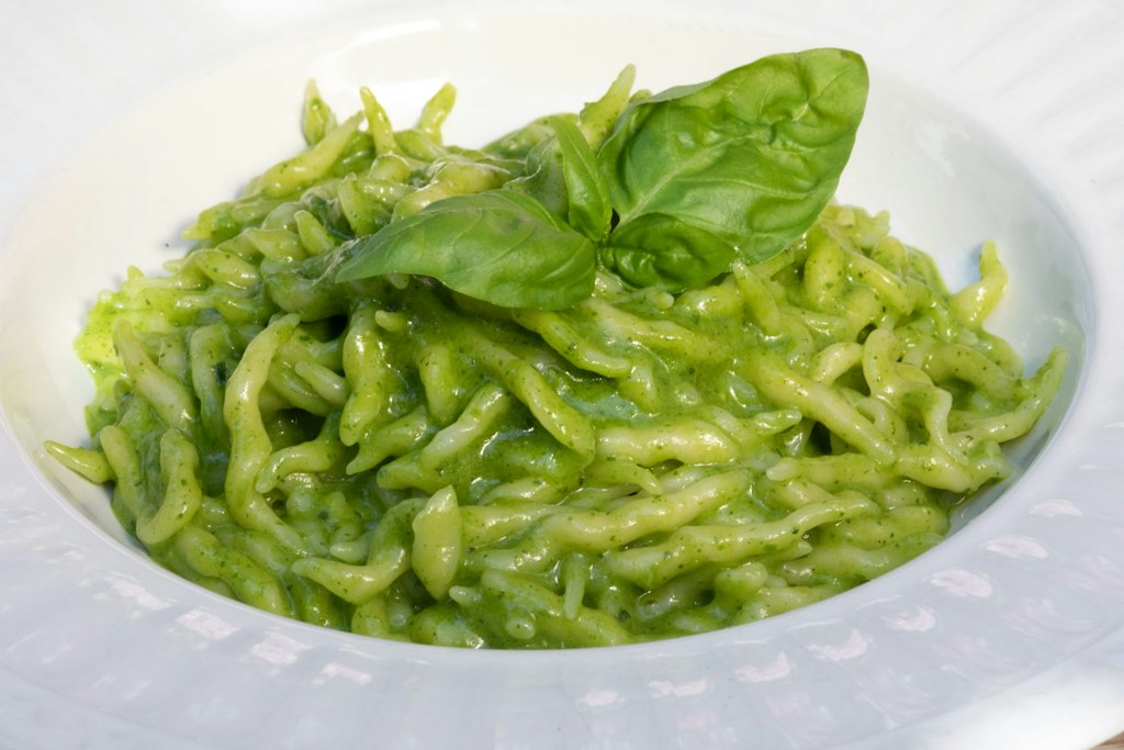 Pastalovers, CC BY-SA 4.0 <https://creativecommons.org/licenses/by-sa/4.0>, via Wikimedia Commons Italy Trofie with Basil Pesto