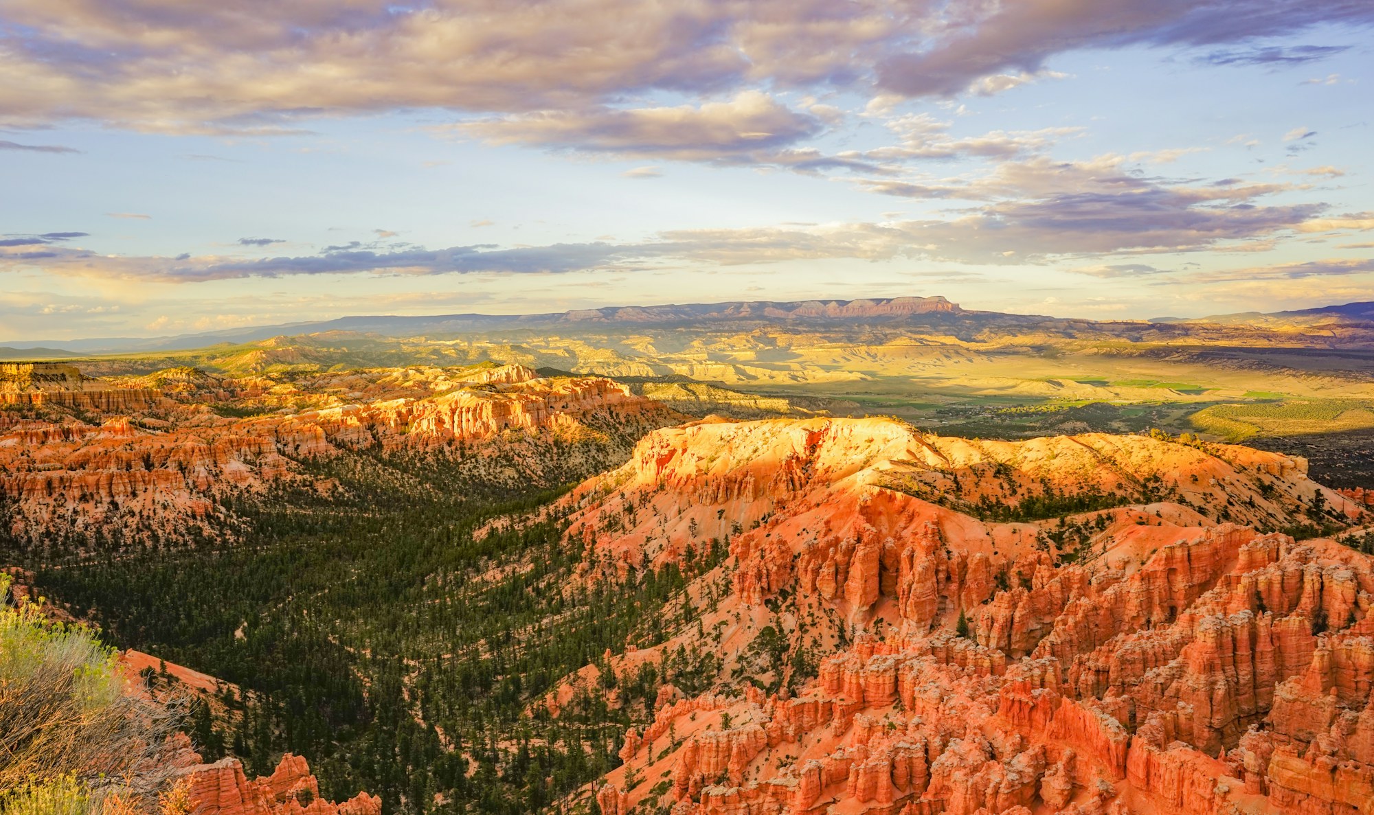 Ridgelines and hoodoos in the Bryce Canyon amphitheater.