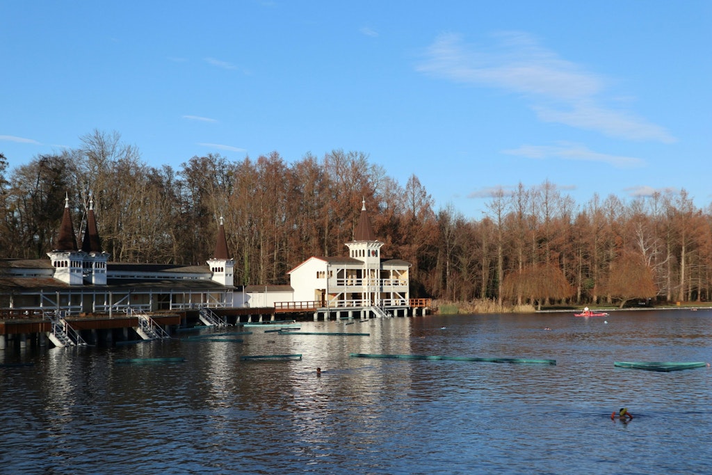 Lake Héviz is surrounded by nature and cabins, making it a perfect spot for relaxation.