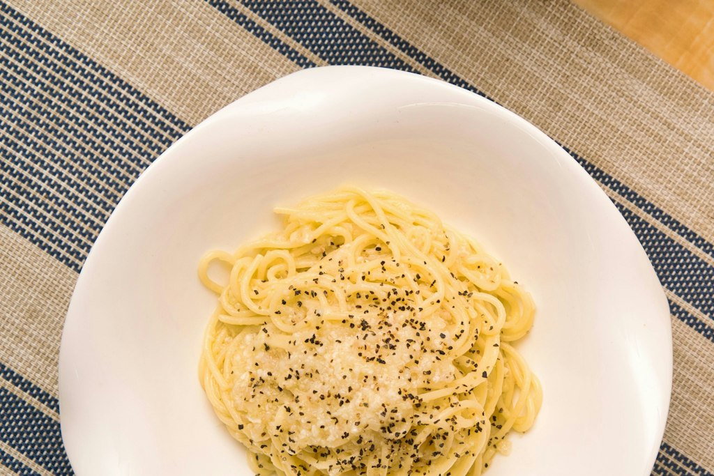 Bilde av Takeshi Arai: https://www.pexels.com/nb-no/bilde/mat-tallerken-italiensk-lunsj-5336537/ italy Cacio e Pepe