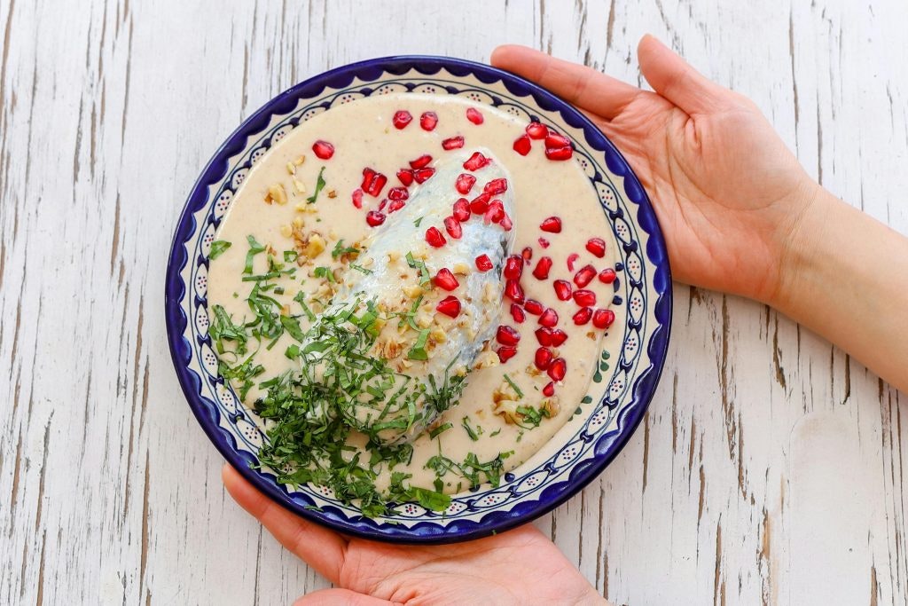 Bilde av Jorge Luis Fonseca Nava: https://www.pexels.com/nb-no/bilde/middag-lunsj-vegetarianer-rustikk-27896870/ fun facts about mexico. photo of the mexican dish, chiles en nogada