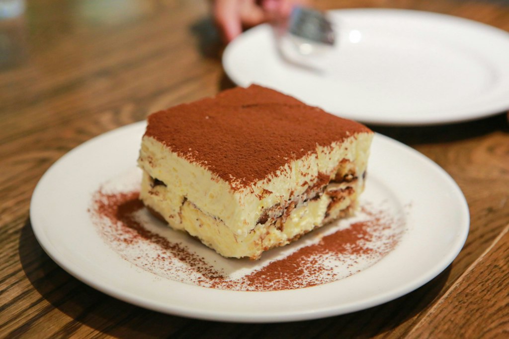 Photo by Manu Madu: https://www.pexels.com/nb-no/bilde/dessert-matfotografering-skal-uskarp-bakgrunn-6403383/ Italy tiraisu