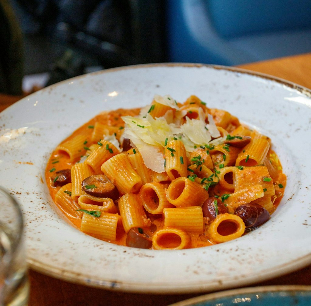 Foto di Jeremy Li: https://www.pexels.com/it-it/foto/deliziosi-rigatoni-in-salsa-cremosa-al-pomodoro-30076296/ Italy Pasta alla Norma
