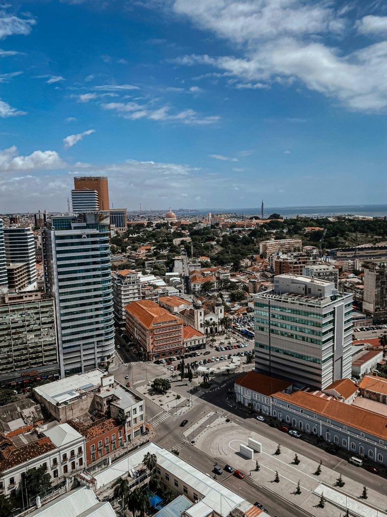Bilde av TUBARONES PHOTOGRAPHY: https://www.pexels.com/nb-no/bilde/by-bygninger-urban-bybilde-16337694/ Photo of buildings in Luanda, Angola. Clear weather, blue skies and taken from slightly above