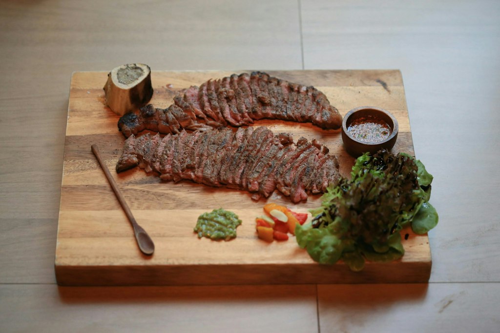 Foto di wutthichai charoenburi: https://www.pexels.com/it-it/foto/verdure-cucchiaio-tagliere-carne-19774527/ Italy Bistecca alla Fiorentina