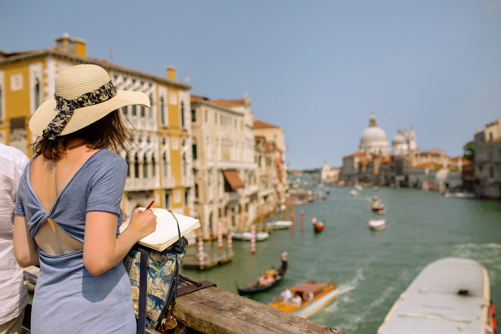 Student sketching Venice&rsquo;s Grand Canal as part of a volunteer abroad in Europe program combining culture, art, and service learning.