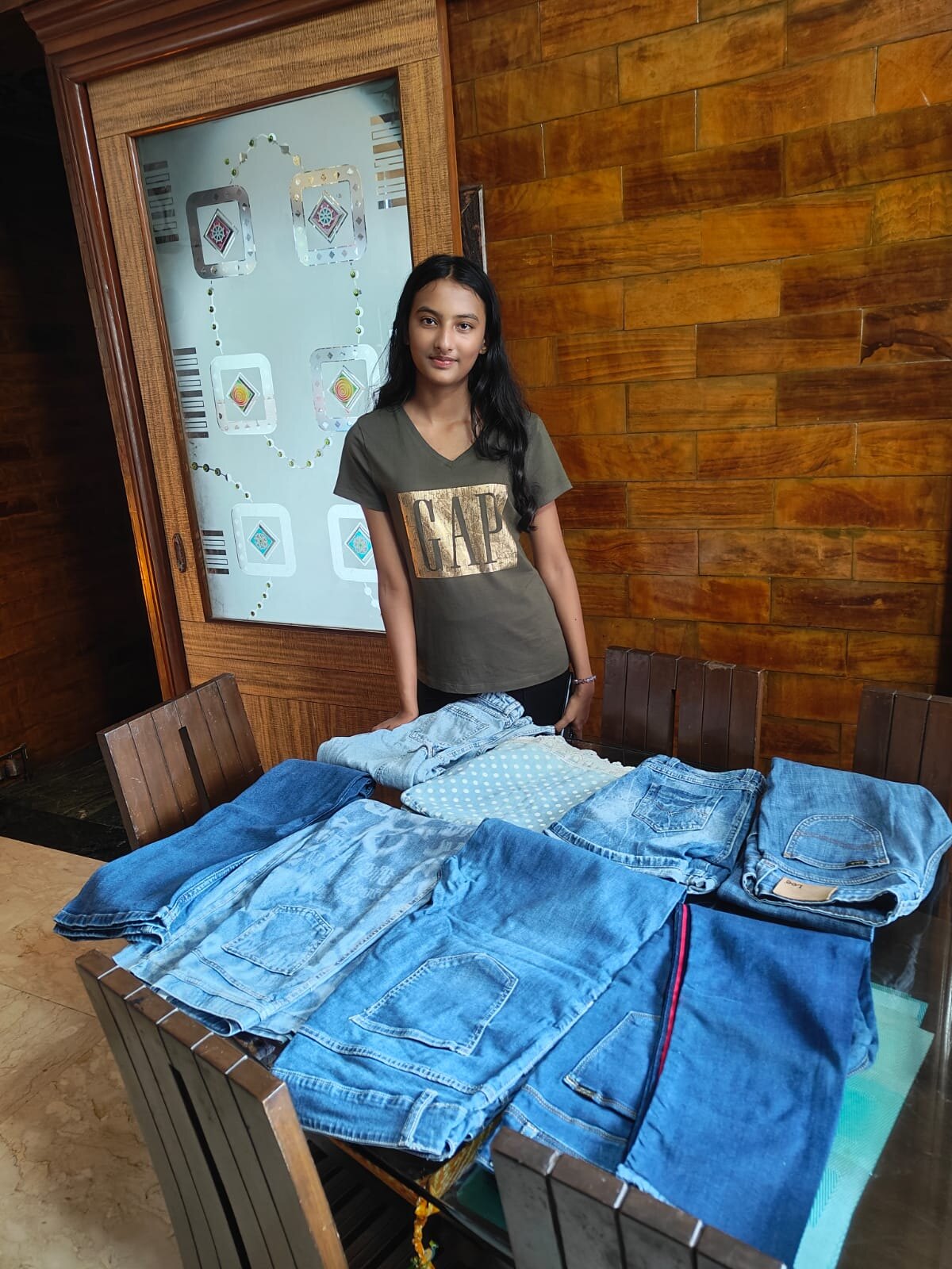 Simone Raju Punaliparambil, 14 year-old helps women in need by making bags out of old jeans, image 2