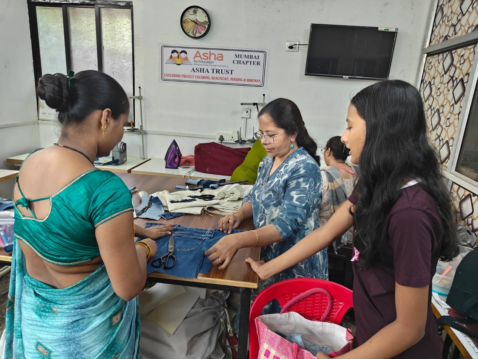 Simone Raju Punaliparambil, 14 year-old helps women in need by making bags out of old jeans, image 3