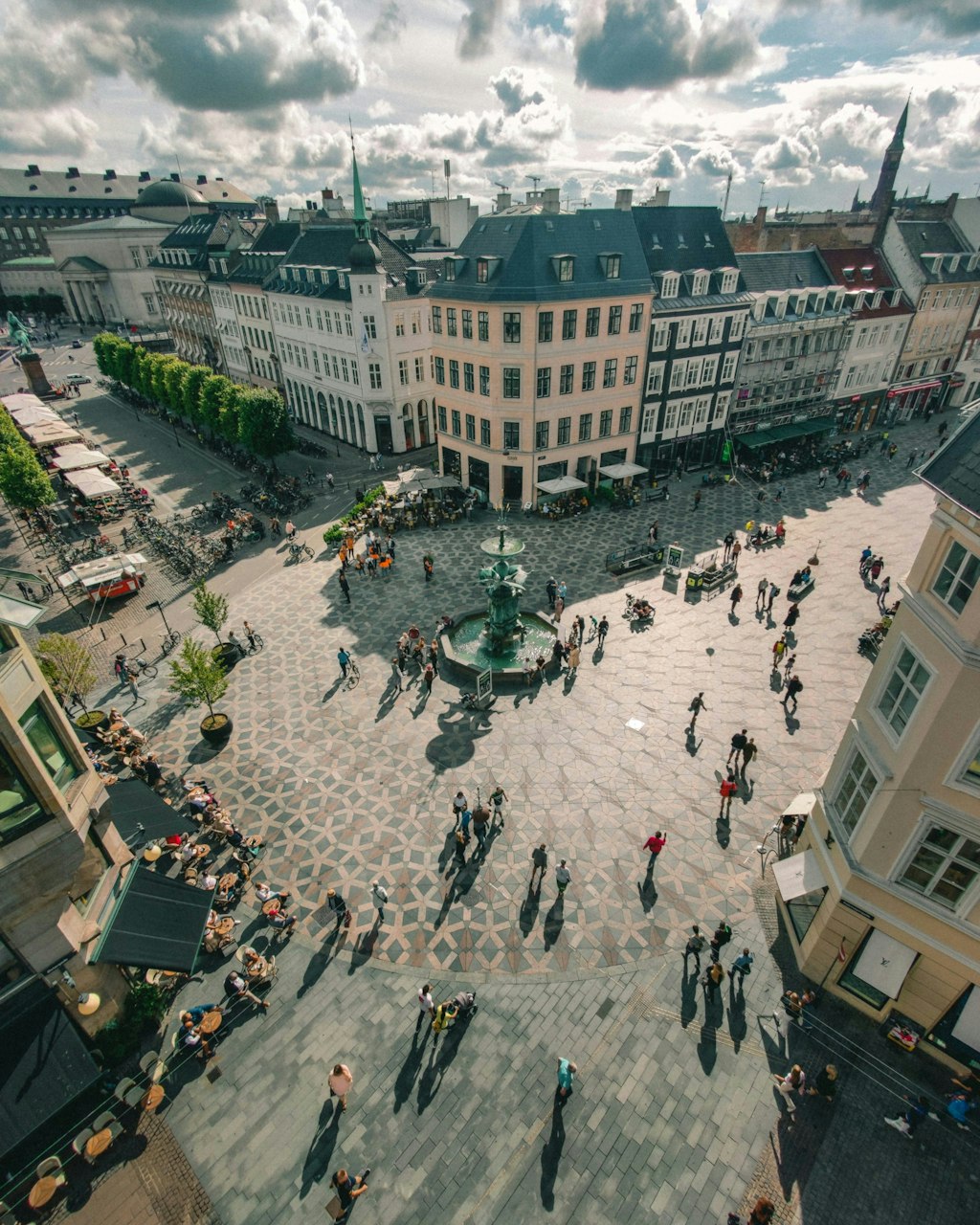 The photo shows the shopping street filled with people and surrounded by houses. 
